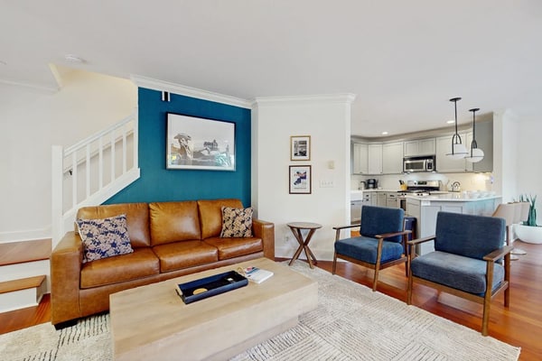 Luxury townhome with gas fireplace and easy access to downtown