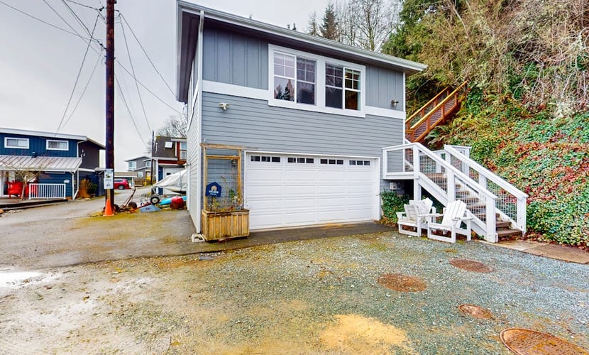Charming Waterfront Studio Rental with fireplace on Camano Island