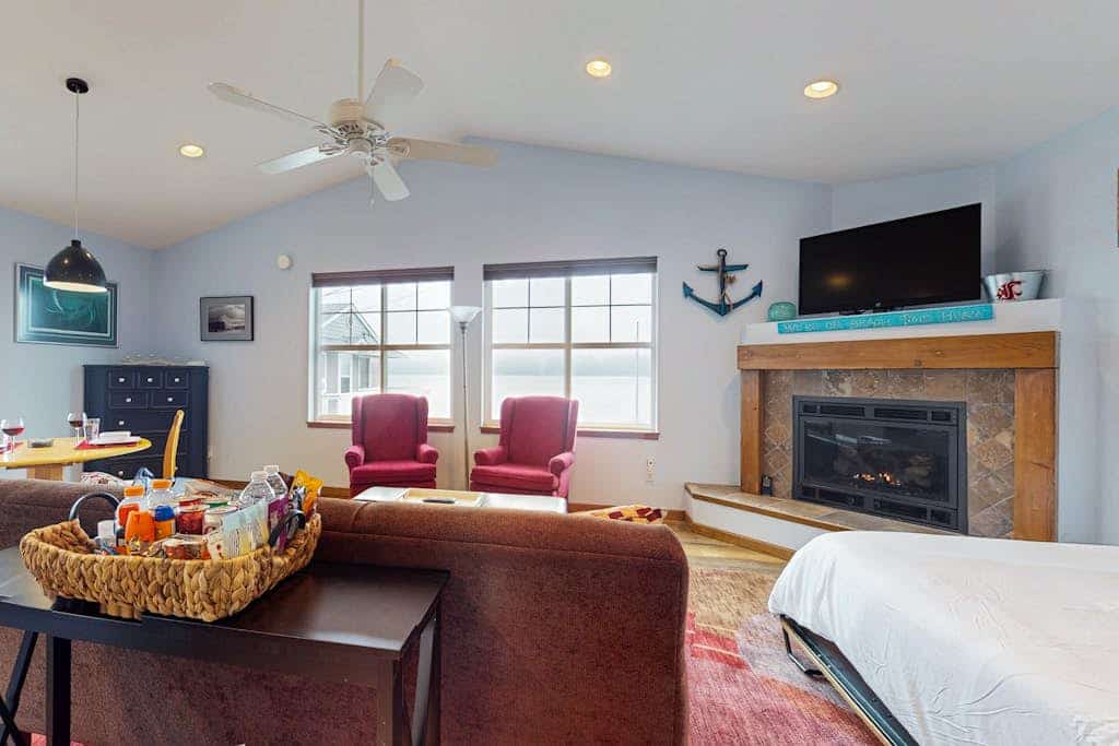 Charming Waterfront Studio Rental with fireplace on Camano Island