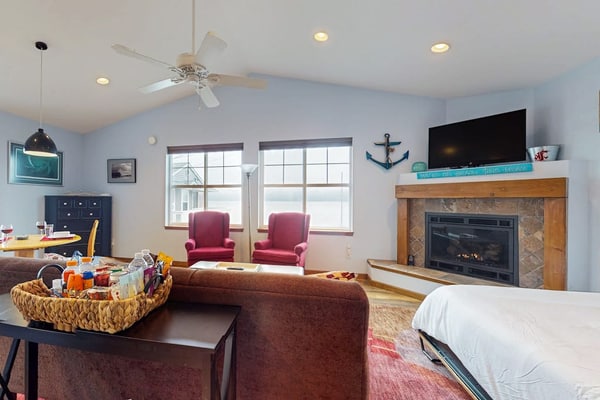 Charming Waterfront Studio Rental with fireplace on Camano Island