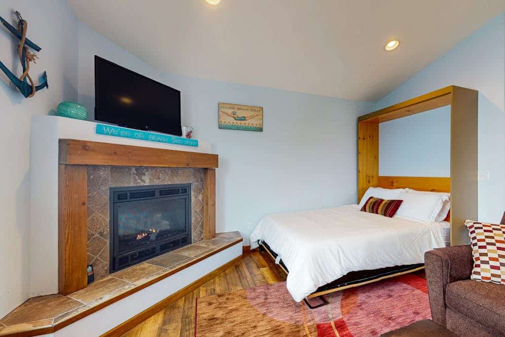 Charming Waterfront Studio Rental with fireplace on Camano Island
