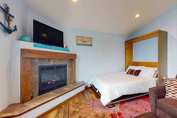 Charming Waterfront Studio Rental with fireplace on Camano Island
