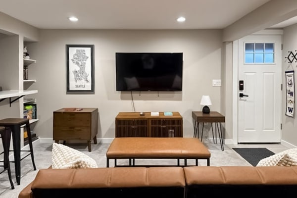 Conveniently located duplex w/ fast wifi, w/d & fully stocked kitchen