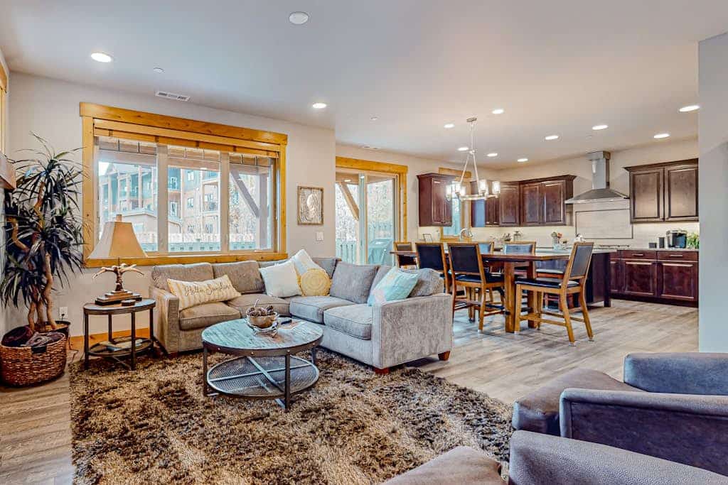 Black Bear Lodge 4BR w/ensuites, golf, driving range, game room, walk everywhere