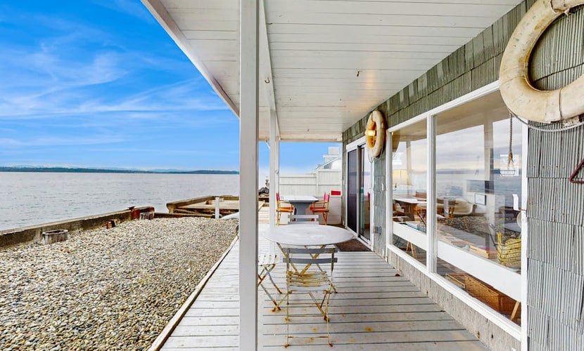 Stylish & historic seaside cottage with easy beach access & amazing views