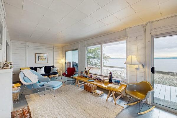 Stylish & historic seaside cottage with easy beach access & amazing views
