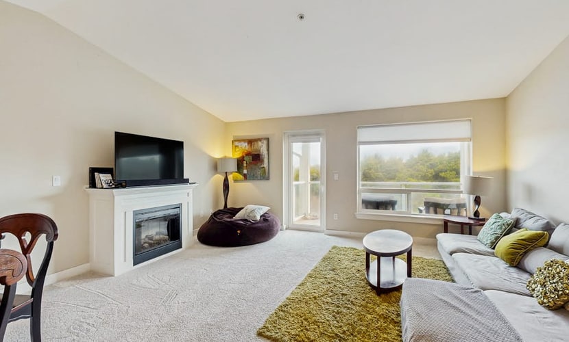 Condo with free WiFi and ocean/lighthouse views - dogs welcome