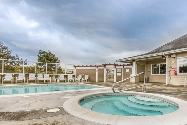 Condo with free WiFi and ocean/lighthouse views - dogs welcome