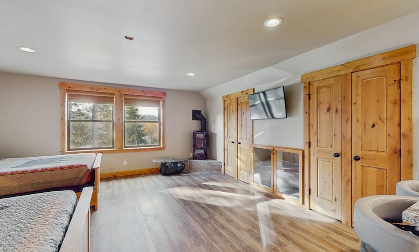 Cozy studio w/ fully stocked kitchen, wifi & great location