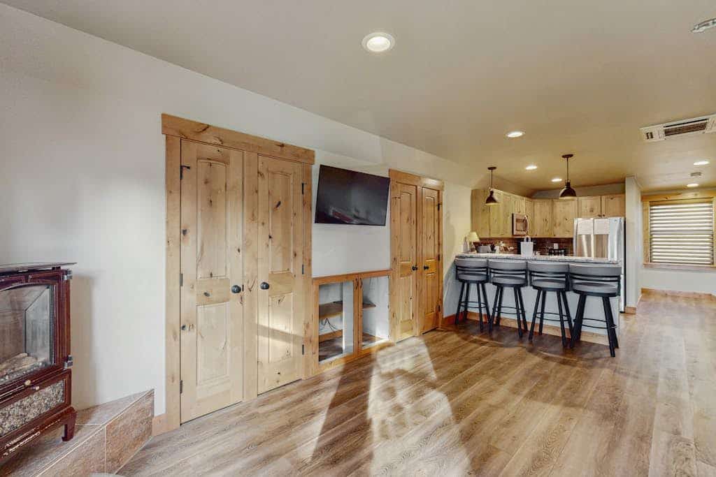 Cozy studio w/ fully stocked kitchen, wifi & great location