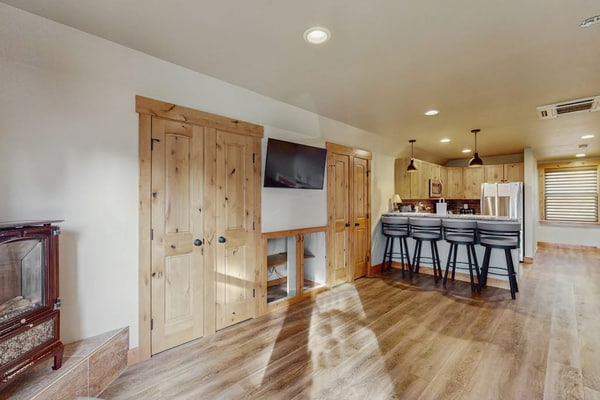 Cozy studio w/ fully stocked kitchen, wifi & great location