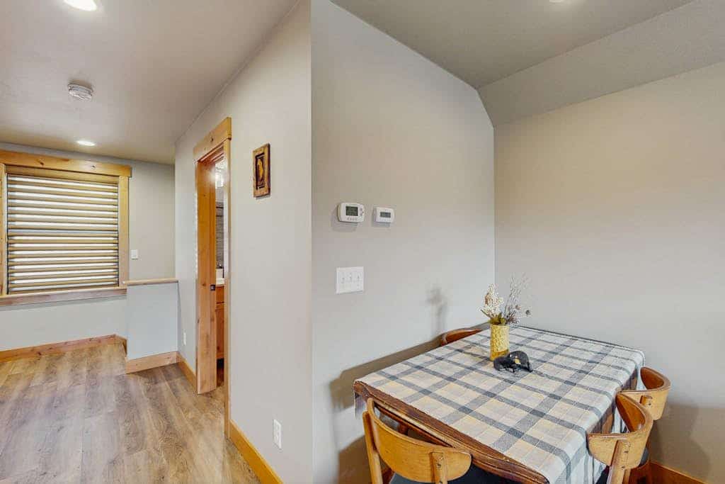 Cozy studio w/ fully stocked kitchen, wifi & great location