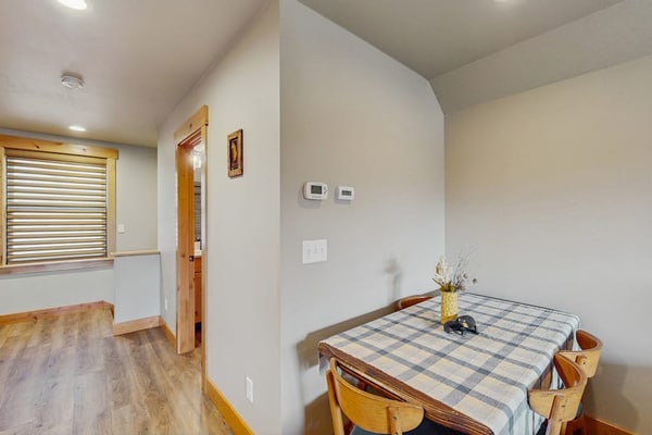 Cozy studio w/ fully stocked kitchen, wifi & great location