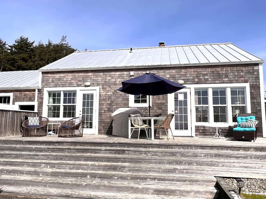 beachy cottage w/ ocean views, enclosed yard, hot tub & nearby beach access