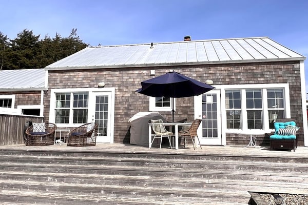 beachy cottage w/ ocean views, enclosed yard, hot tub & nearby beach access