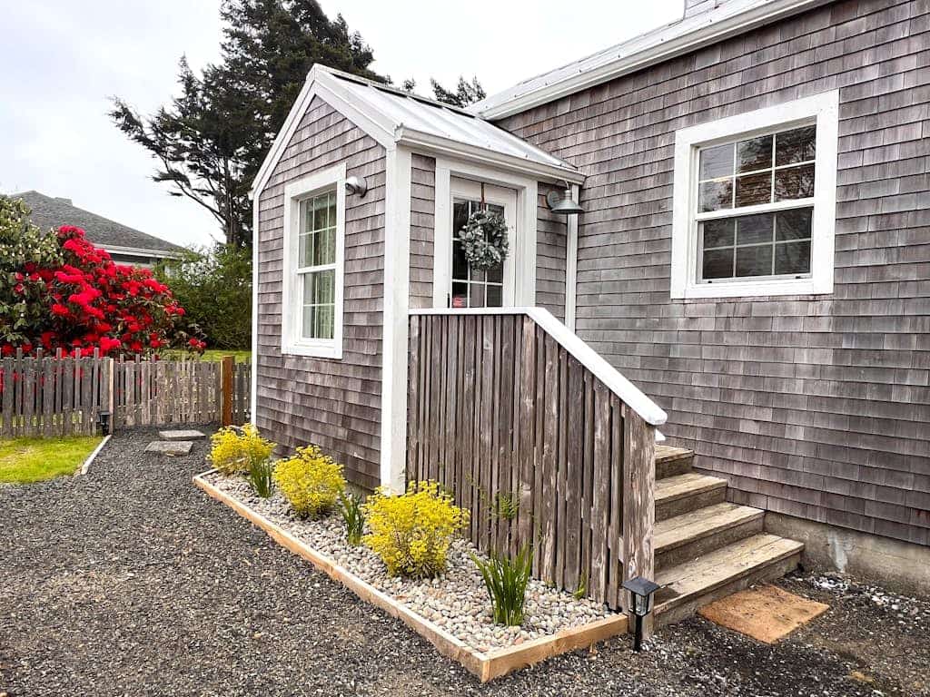 beachy cottage w/ ocean views, enclosed yard, hot tub & nearby beach access