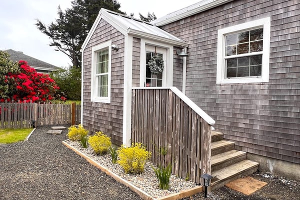 beachy cottage w/ ocean views, enclosed yard, hot tub & nearby beach access