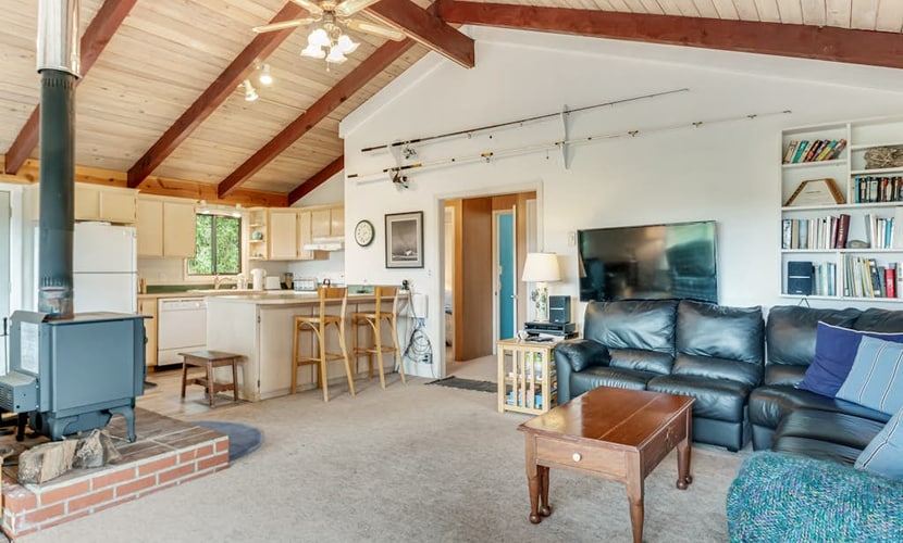 Adorable cottage near the beach w/ wood stove, firepit, & full kitchen