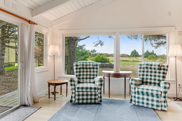 Adorable cottage near the beach w/ wood stove, firepit, & full kitchen