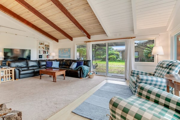 Adorable cottage near the beach w/ wood stove, firepit, & full kitchen