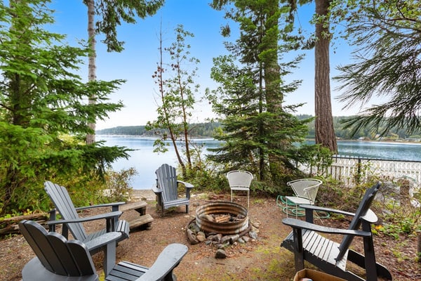 Waterfront home on Hood Canal with great views, kayaks, SUPs, 4 decks - 1 Dog OK