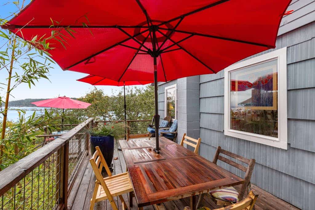 Waterfront home on Hood Canal with great views, kayaks, SUPs, 4 decks - 1 Dog OK