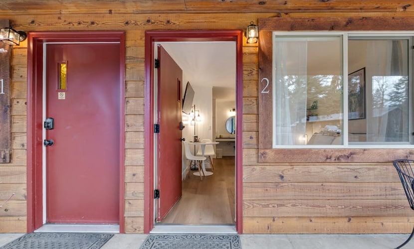Perfectly located dog-friendly studio with mountain views & fast WiFi