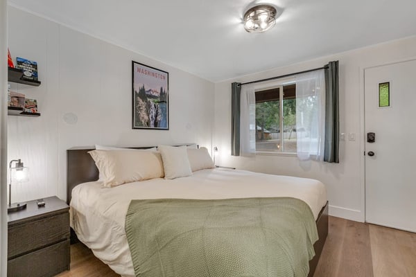 Perfectly located dog-friendly studio with mountain views & fast WiFi