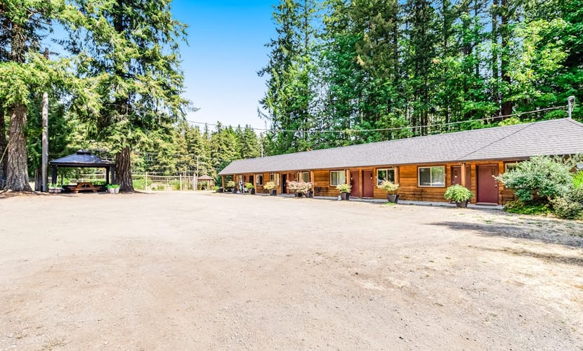 Mountain-view ground-floor studio with fast WiFi - dog-friendly