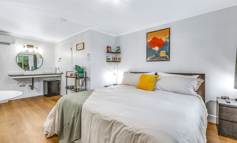 Dog-friendly hiker's studio with mountain views & fast WiFi - close to hiking
