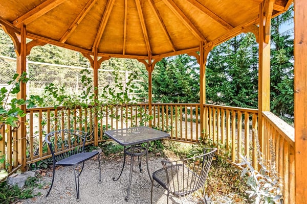 Dog-friendly hiker's studio with mountain views & fast WiFi - close to hiking