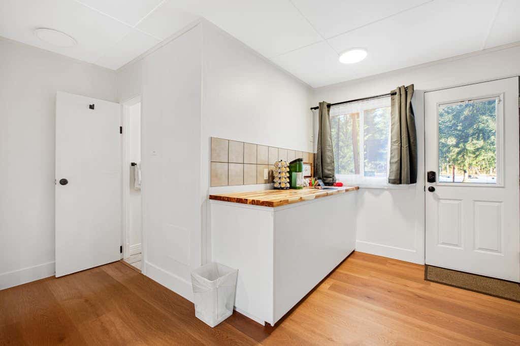 Mount Constance, Room 10 at Mount Walker Inn