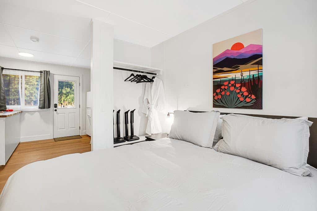 Mount Constance, Room 10 at Mount Walker Inn