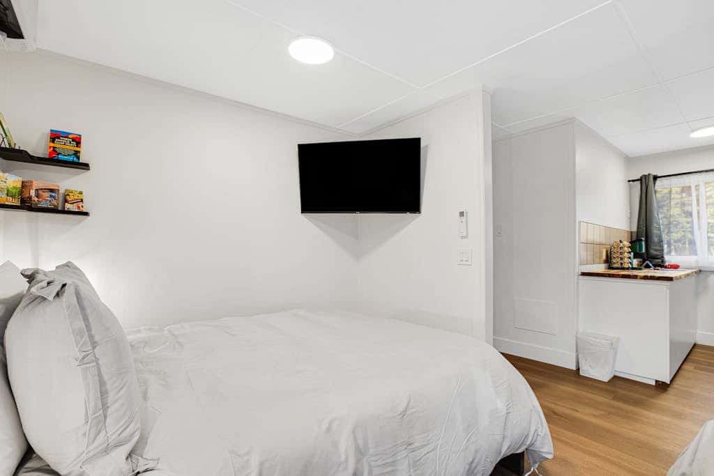 Mount Constance, Room 10 at Mount Walker Inn