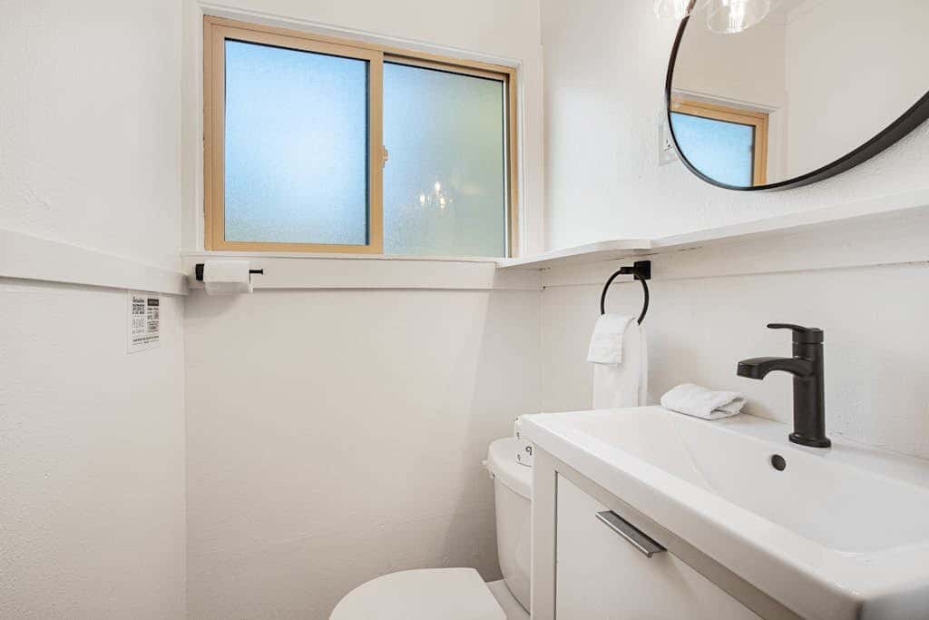 Mount Constance, Room 10 at Mount Walker Inn
