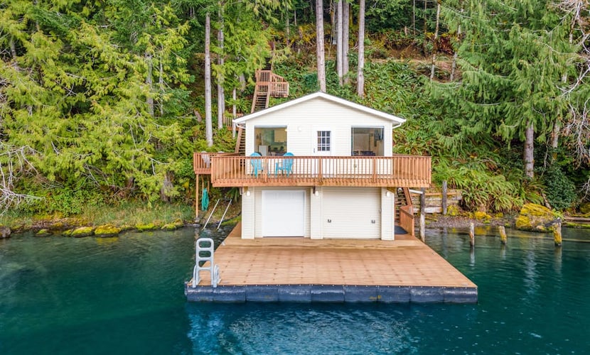 Secluded, lakefront getaway with deck - near sights & attractions