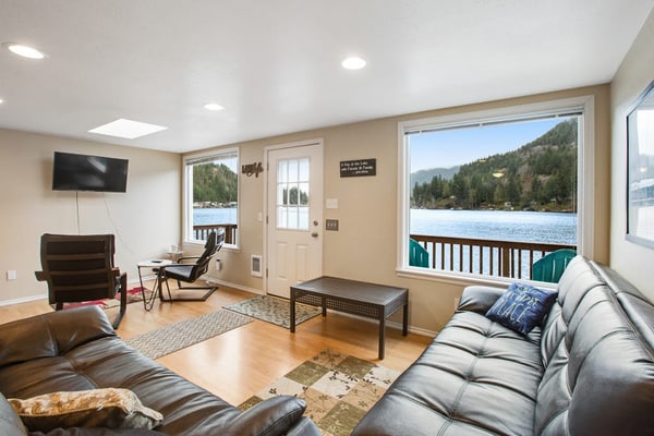 Secluded, lakefront getaway with deck - near sights & attractions