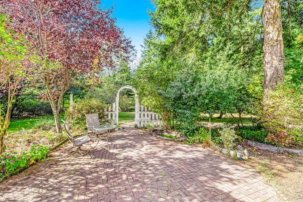 Peaceful Whispering Creek Farmhouse in Sequim