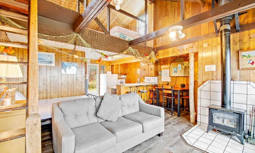 Cozy oceanfront cabin on the beach with views - dog friendly