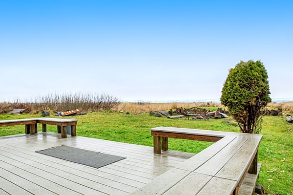Cozy oceanfront cabin on the beach with views - dog friendly