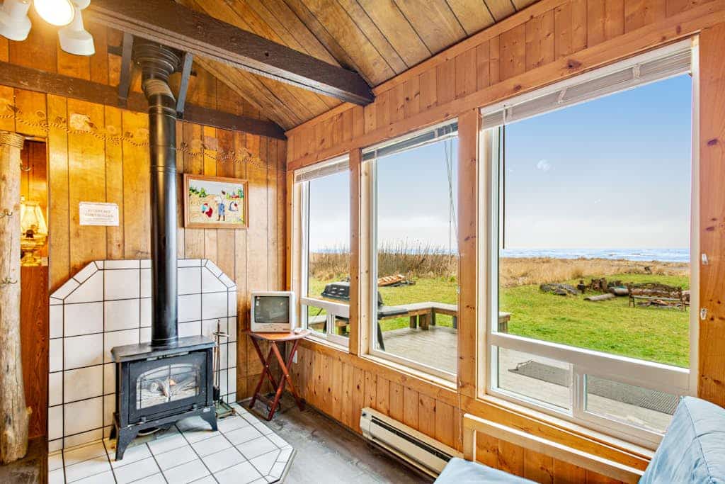 Cozy oceanfront cabin on the beach with views - dog friendly