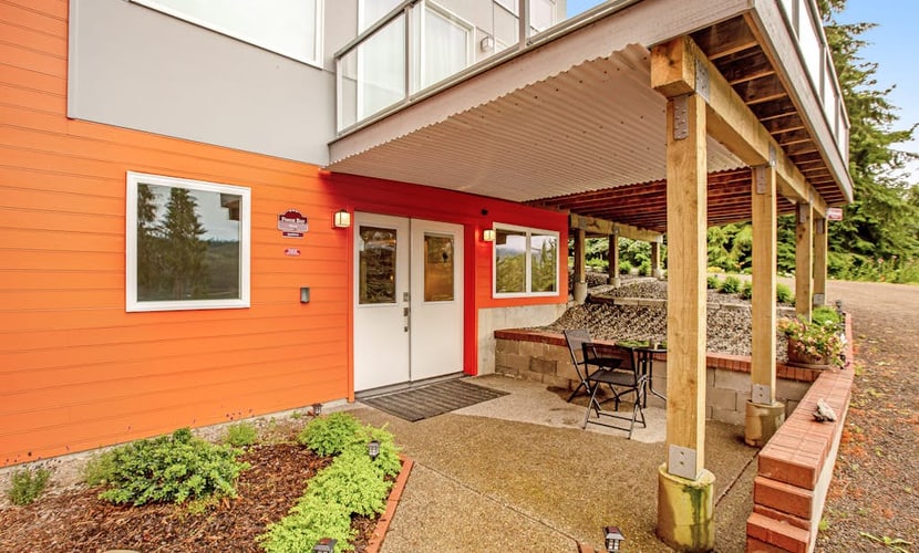 Bayfront apartment with private patio, beach access, water views, AC & W/D