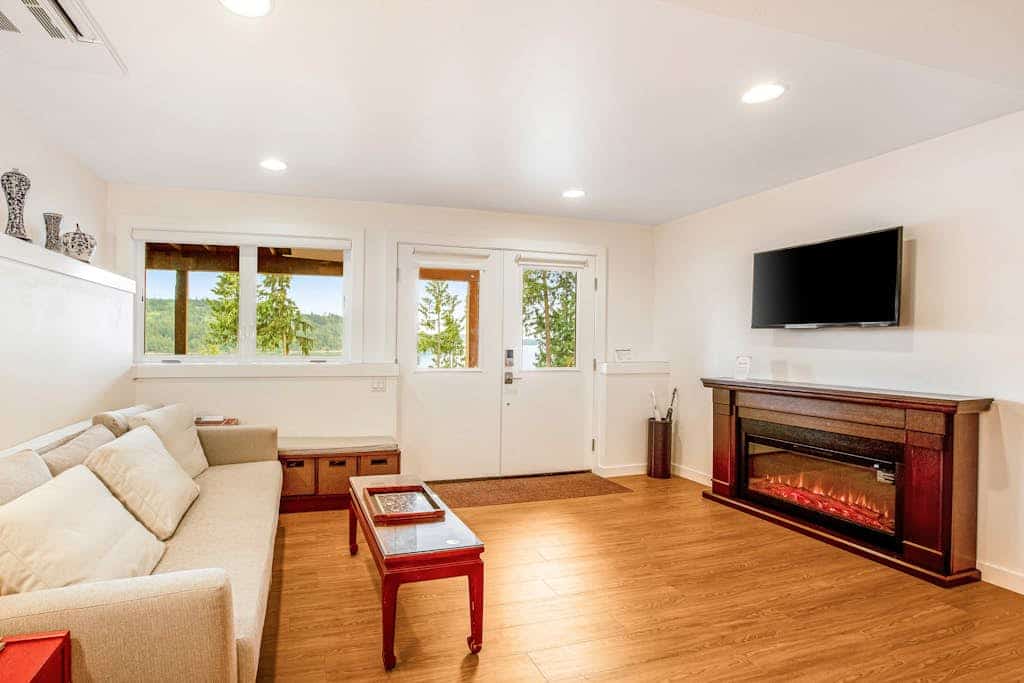 Bayfront apartment with private patio, beach access, water views, AC & W/D