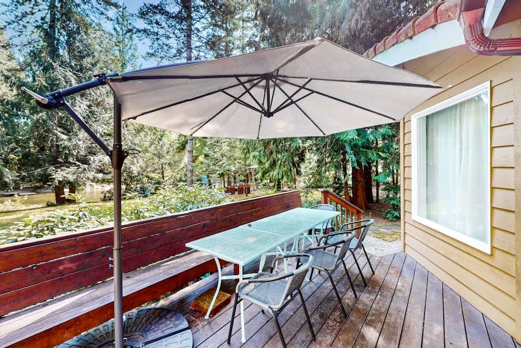 Modern, family-friendly lakefront retreat with private hot tub and lake access