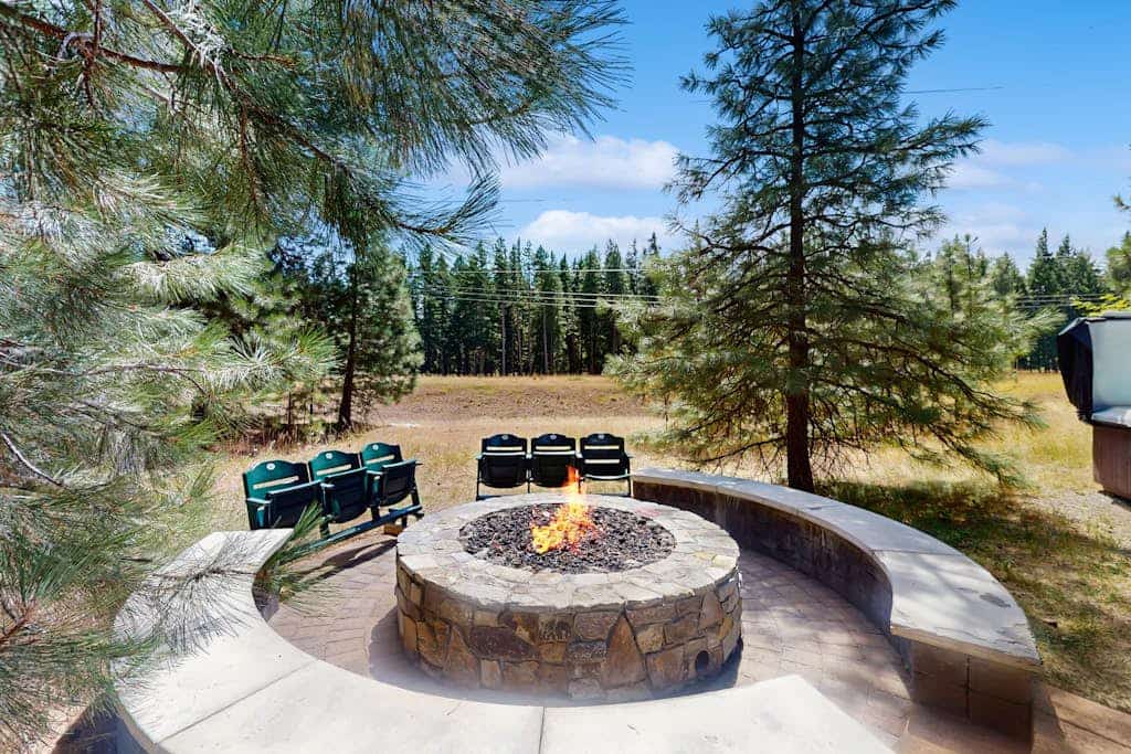 Luxury mountain retreat with hot tub, fire pit & direct Suncadia trail access