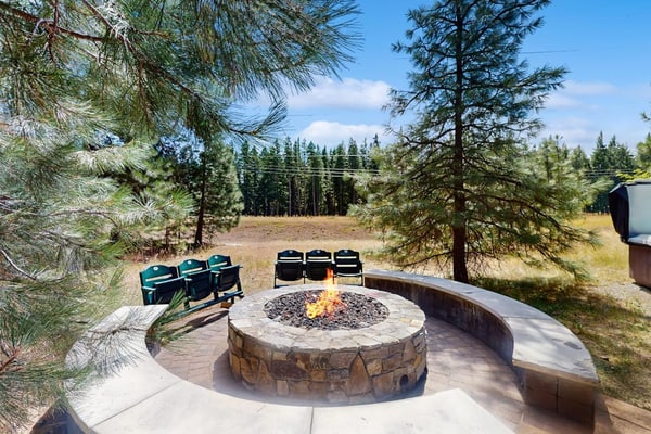 Luxury mountain retreat with hot tub, fire pit & direct Suncadia trail access