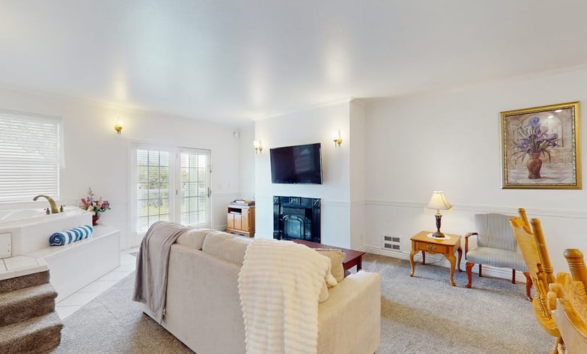 Gorgeous suite at oceanfront inn steps to beach with jetted tub & gas fireplace