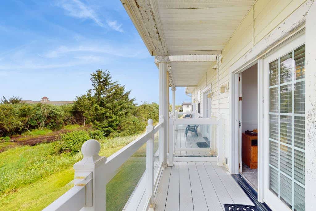 Gorgeous suite at oceanfront inn steps to beach with jetted tub & gas fireplace
