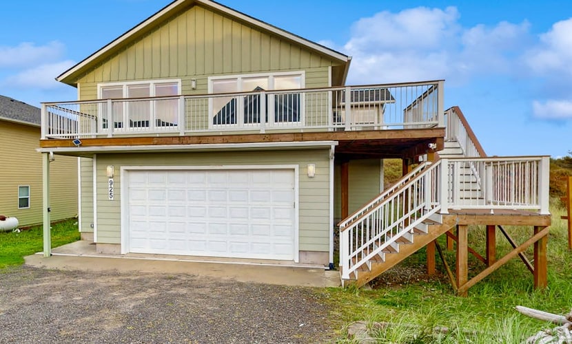 Serene, Dog-Friendly Beach House with Free WiFi & a Gas Fireplace