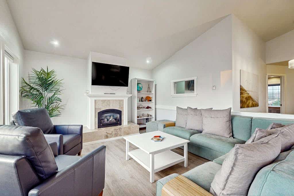 Serene, Dog-Friendly Beach House with Free WiFi & a Gas Fireplace